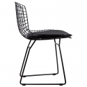 Silla de diseño metálica color negro réplica de la silla Bertoia con cojín negro.