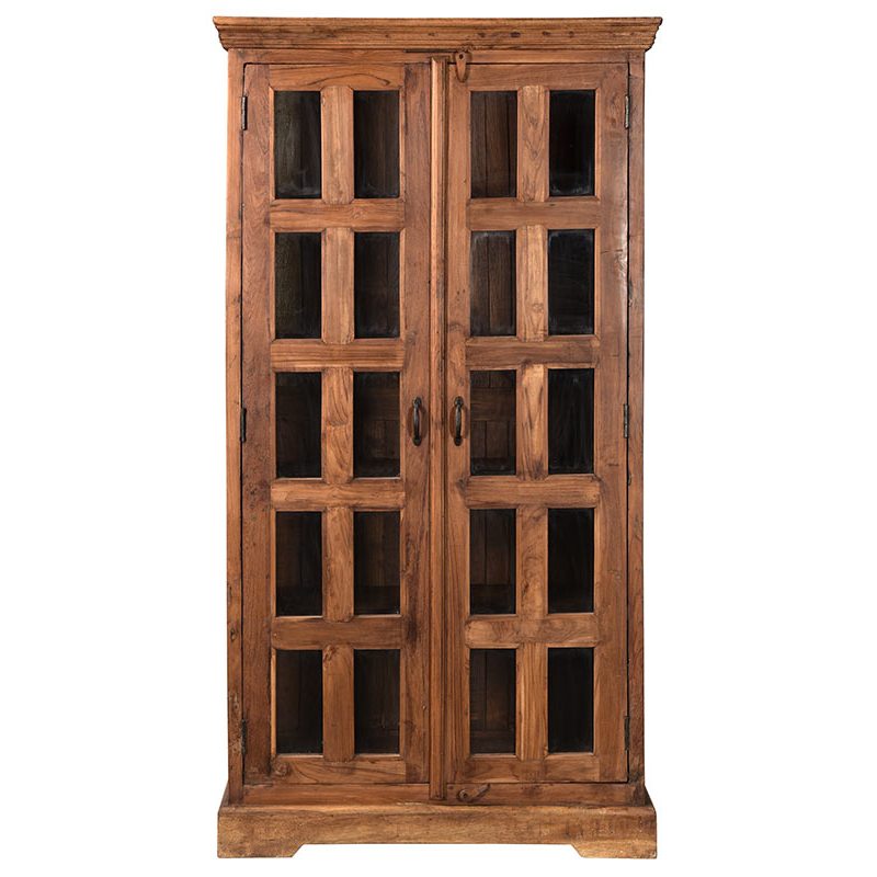 Armario especiero de madera con puertas de cristal estilo retro.