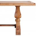 Mesa de comedor realizada en madera natural con patas con forma de peanas