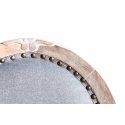 Silla de comedor con medallón de madera tapizada en gris azulado con tachuelas