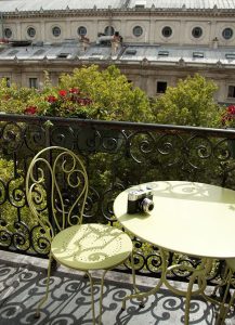 Silla y mesa en forja | Mobiliario terraza balcón