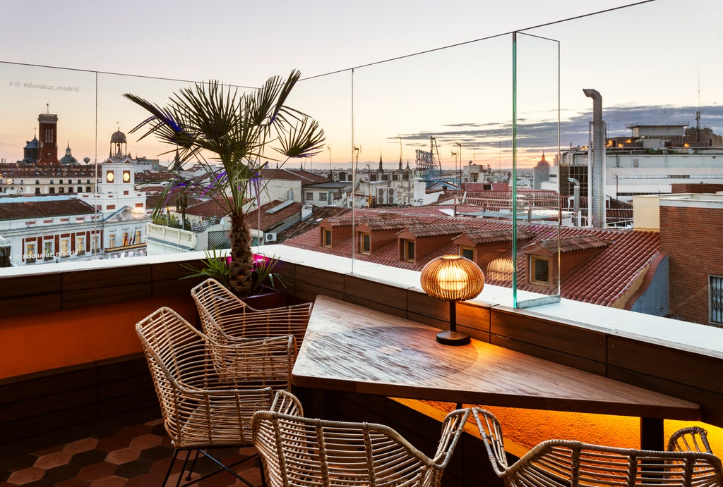terraza en Madrid con sillas de jardín de ratán Doñaluz