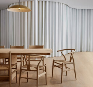 Comedor de diseño con sillas Lyon de madera