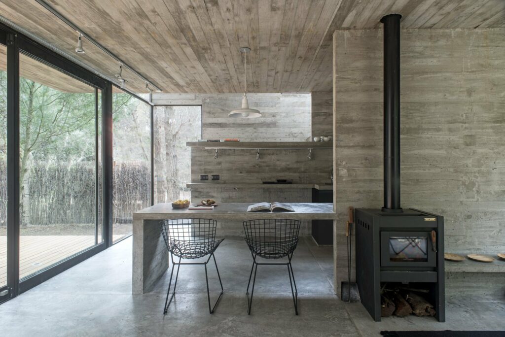 cabaña con original cocina en cemento de estilo industrial