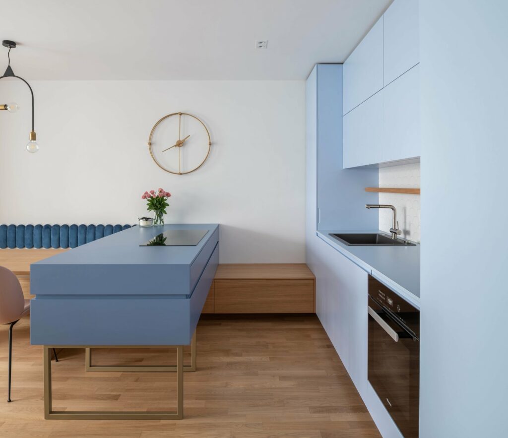 cocina con mobiliario en color azul celeste