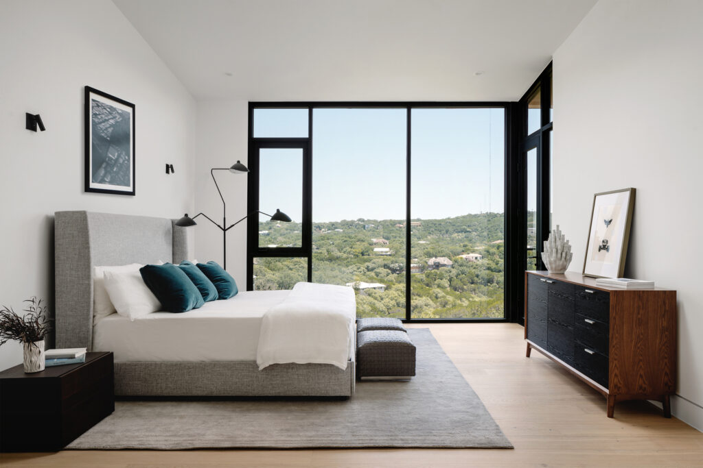dormitorio con gran alfombra en color gris