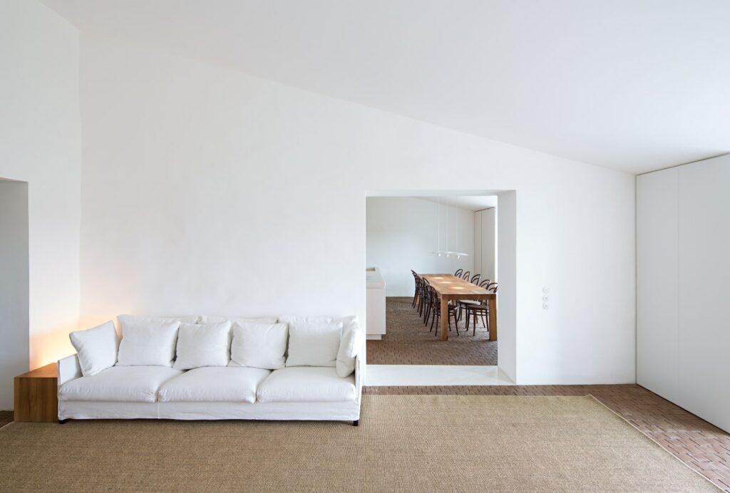 salón de estilo minimalista con alfombra de rafia