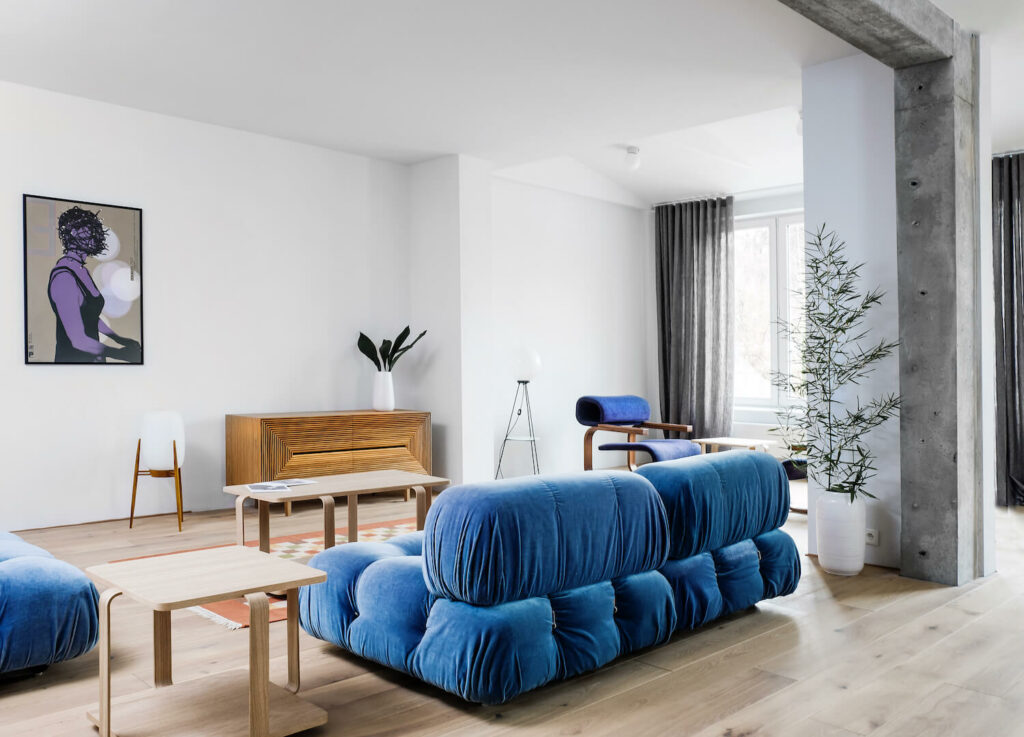 sofá azul de formas redondeadas