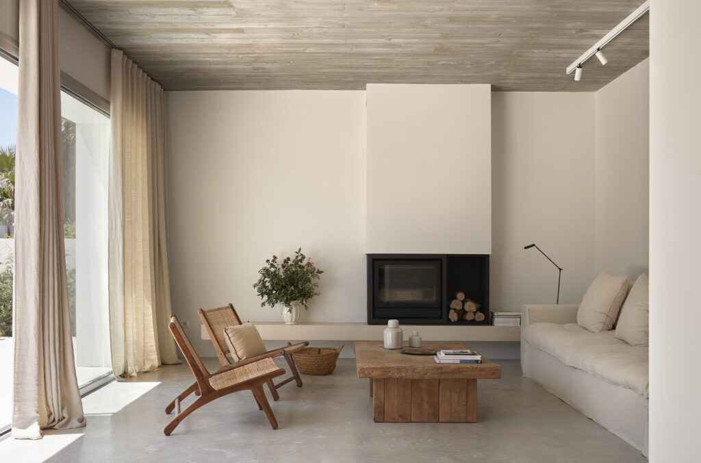muebles de madera y cortinas color beige, una combinación triunfadora