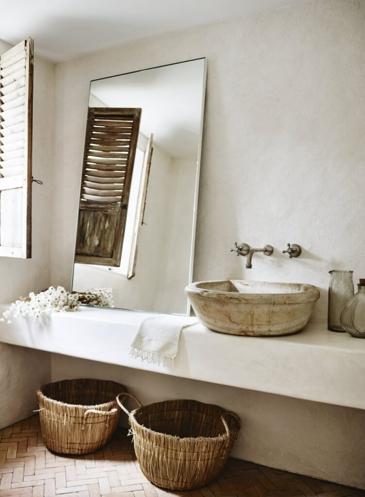 bonito baño rústico moderno con lavabo de piedra