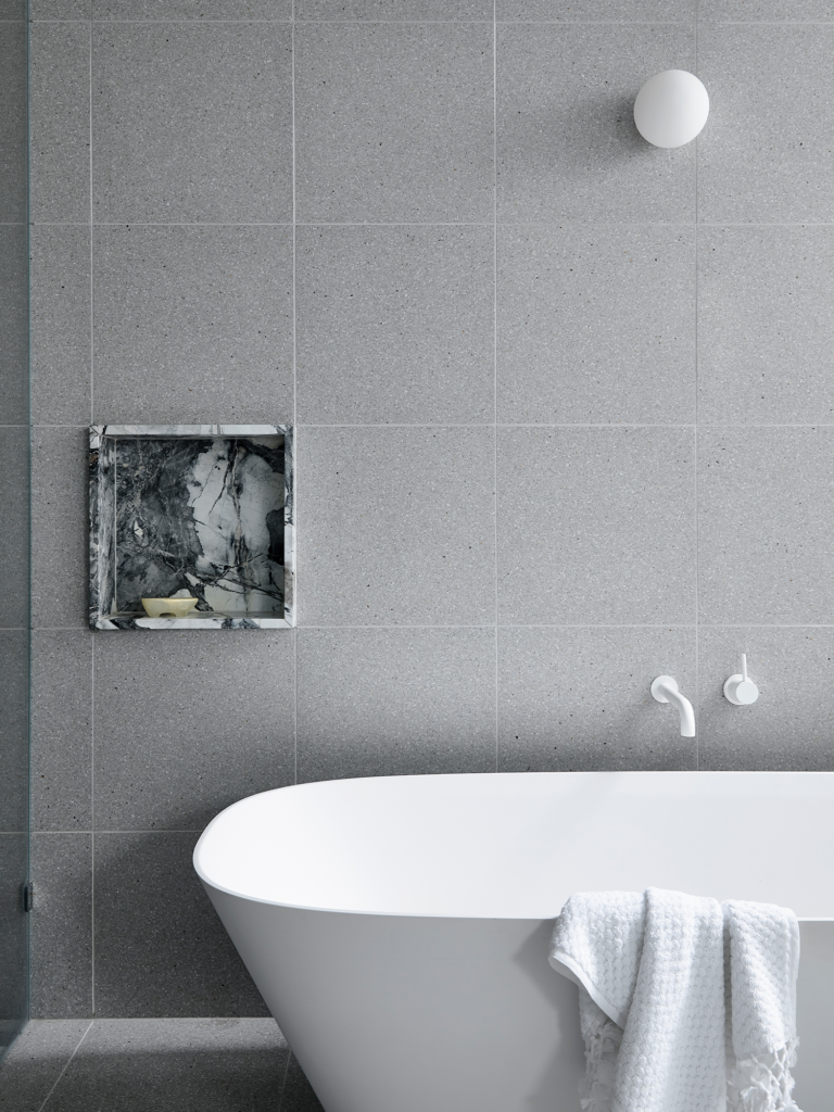 bañera y mármol en color gris