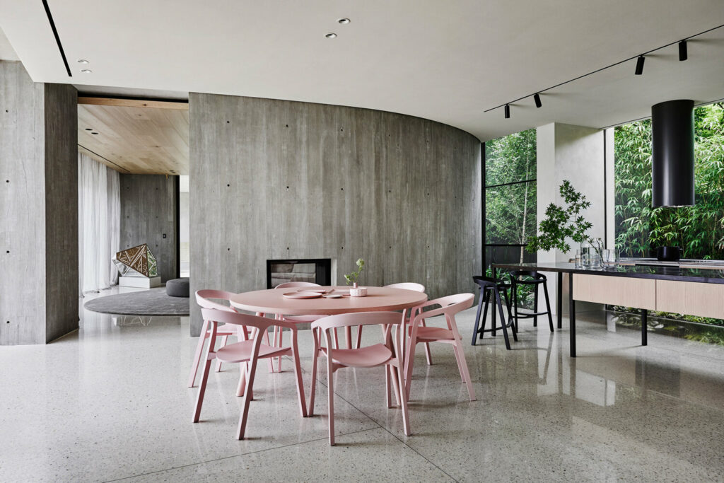 comedores modernos con mesa y sillas de color rosa chicle
