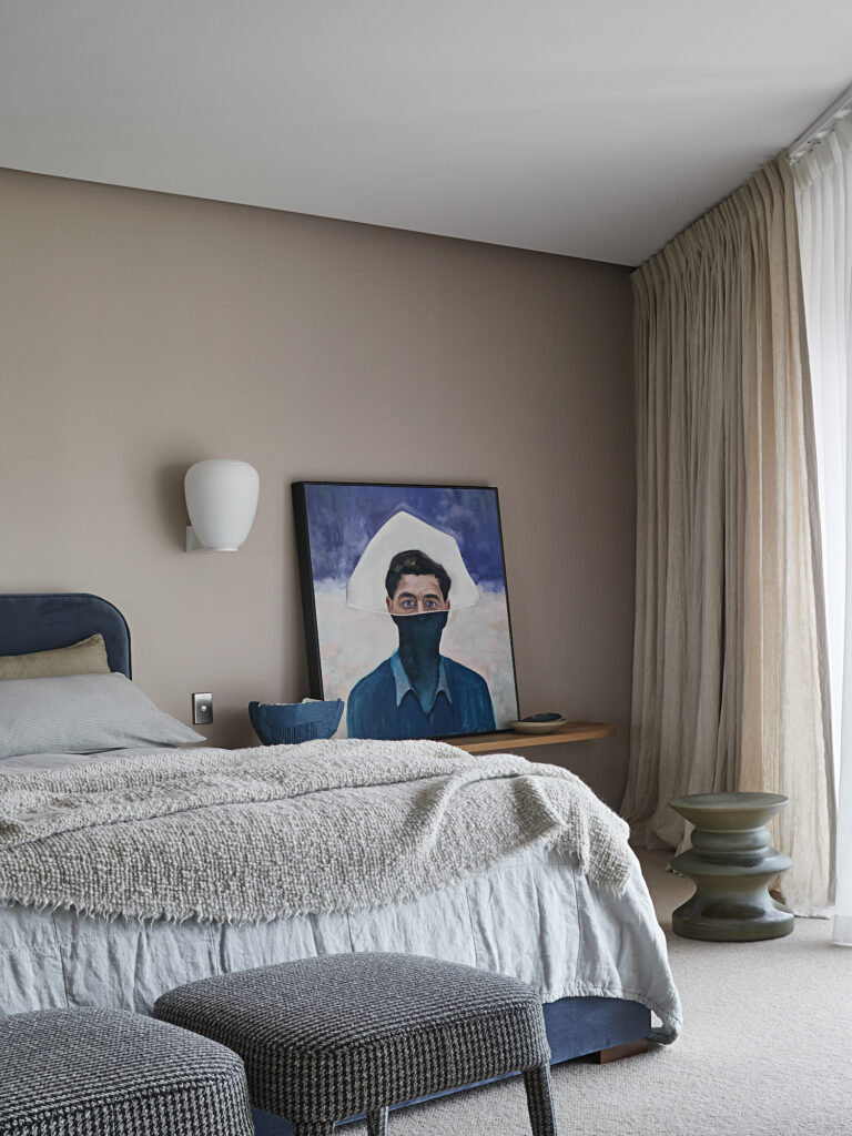 precioso dormitorio con cabecero y detalles en azul marino
