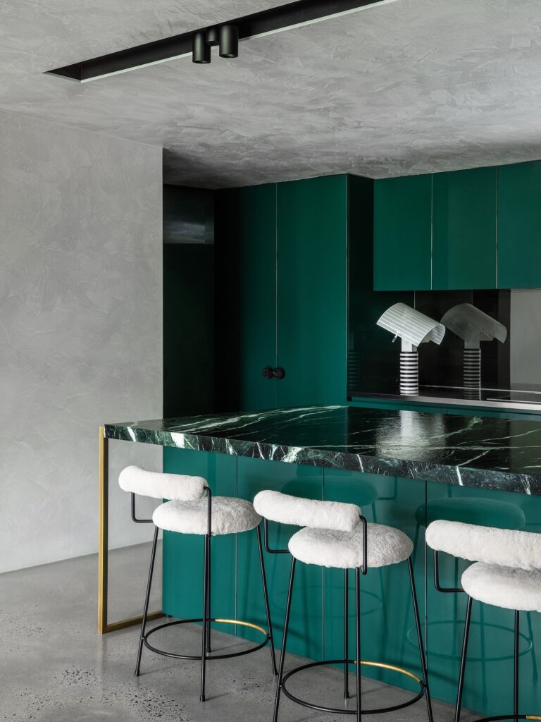 original cocina de color verde con isla de mármol