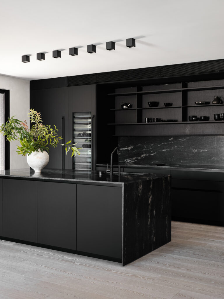 cocina negra con mármol negro de estilo minimalista