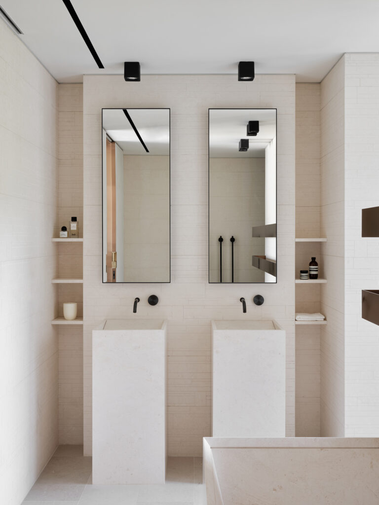 Baño de estilo minimalista con focos de techo en color negro