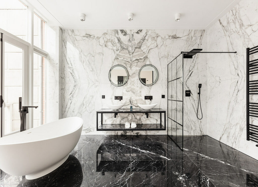 espectacular baño con mármol y grifos en color negro