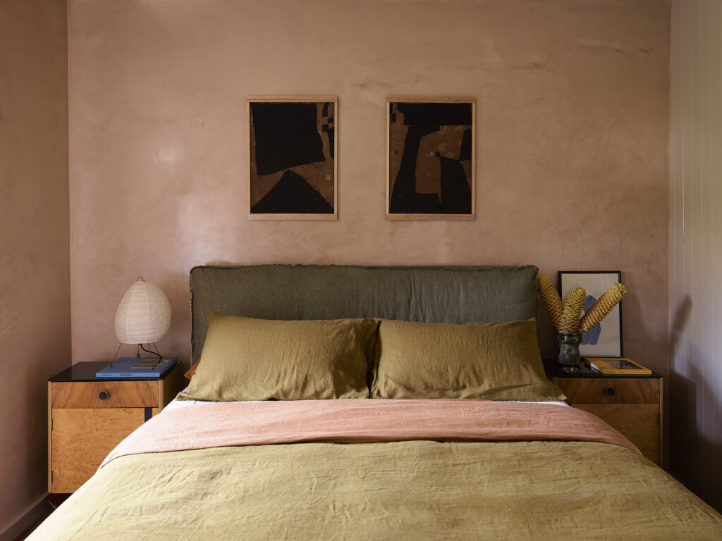 dormitorio en que emplean el color sundial, uno de los más importantes del año 2023