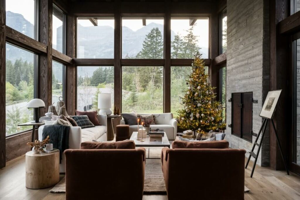 salón con decoración de navidad moderna en tonos marrones y neutros