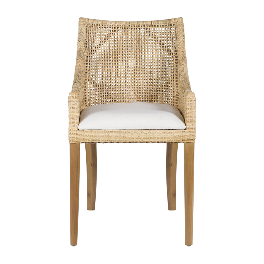 una silla de ratán y madera perfecta para decorar un porche con mobiliario natural