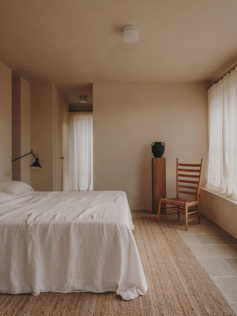 dormitorio de estilo medieterráneo, destaca la madera y la piedra