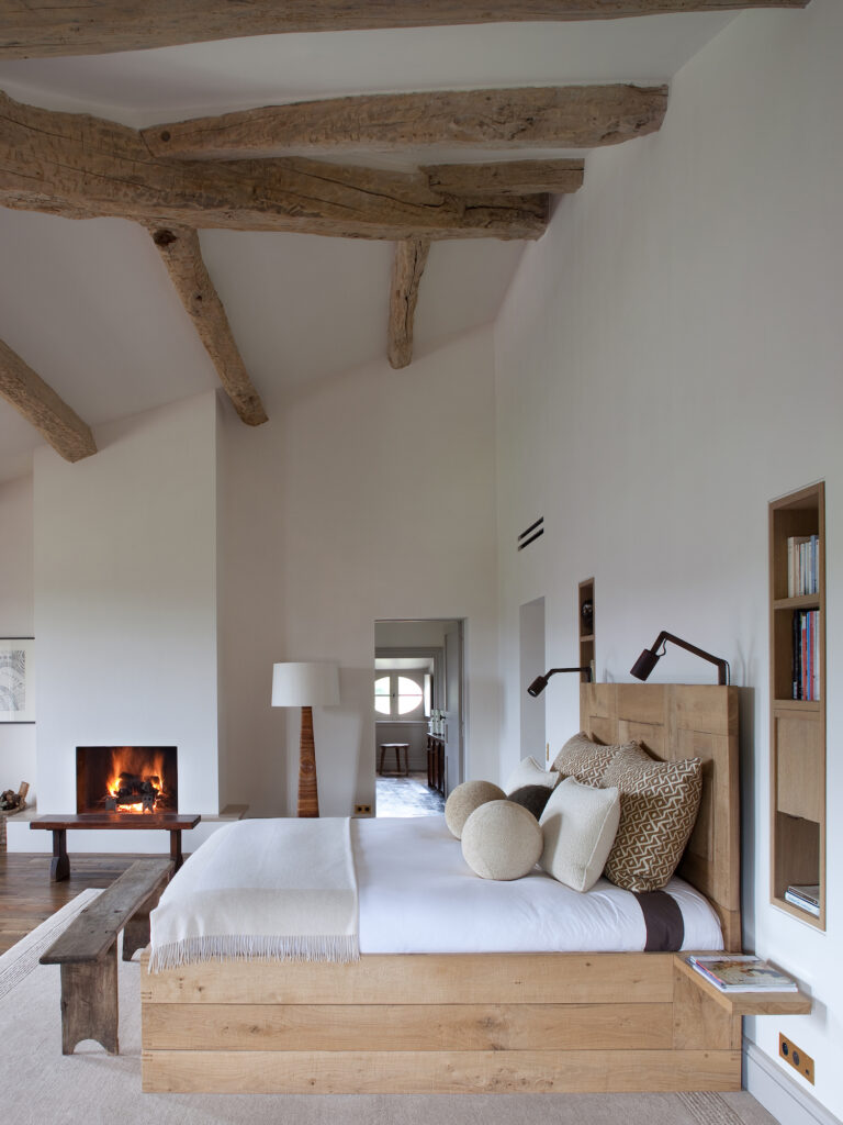 en este dormitorio de estilo rústico moderno destaca el uso de la madera como material principal