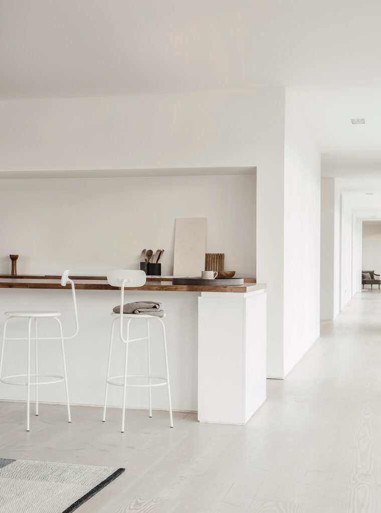 cocina minimalista en color blanco y madera
