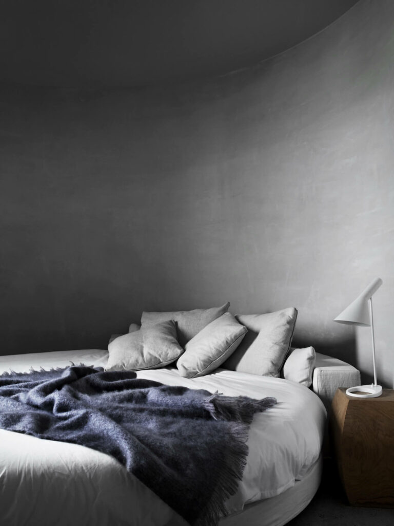 El mobiliario escandinavo presenta líneas limpias y formas orgánicas. Se evitan las ornamentaciones excesivas y se prioriza la simplicidad en el diseño