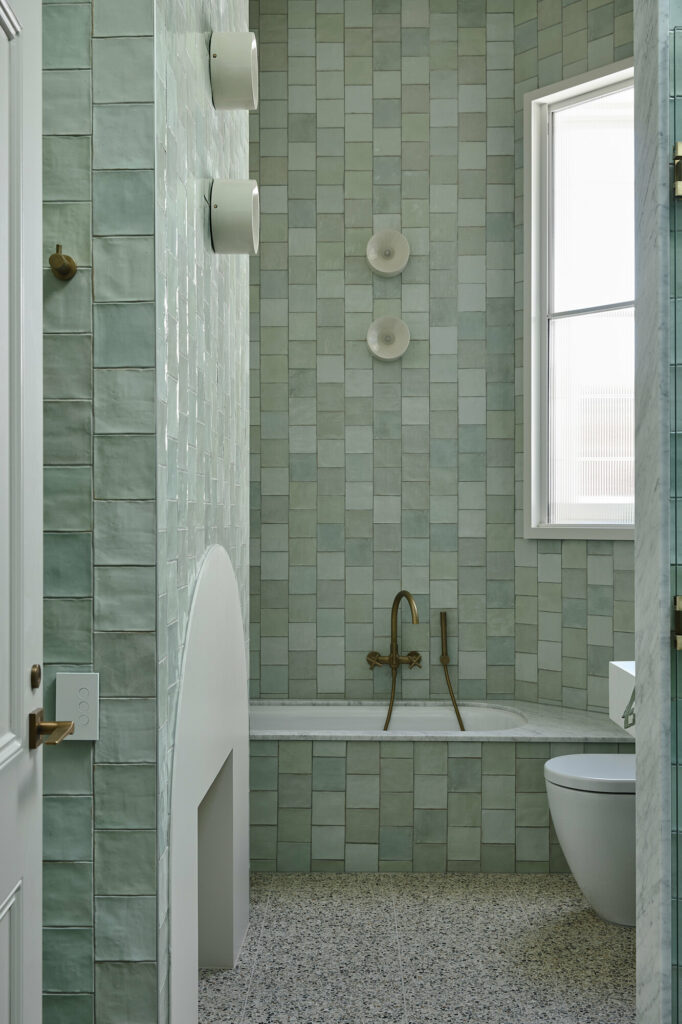 baño con azulejos verde menta
