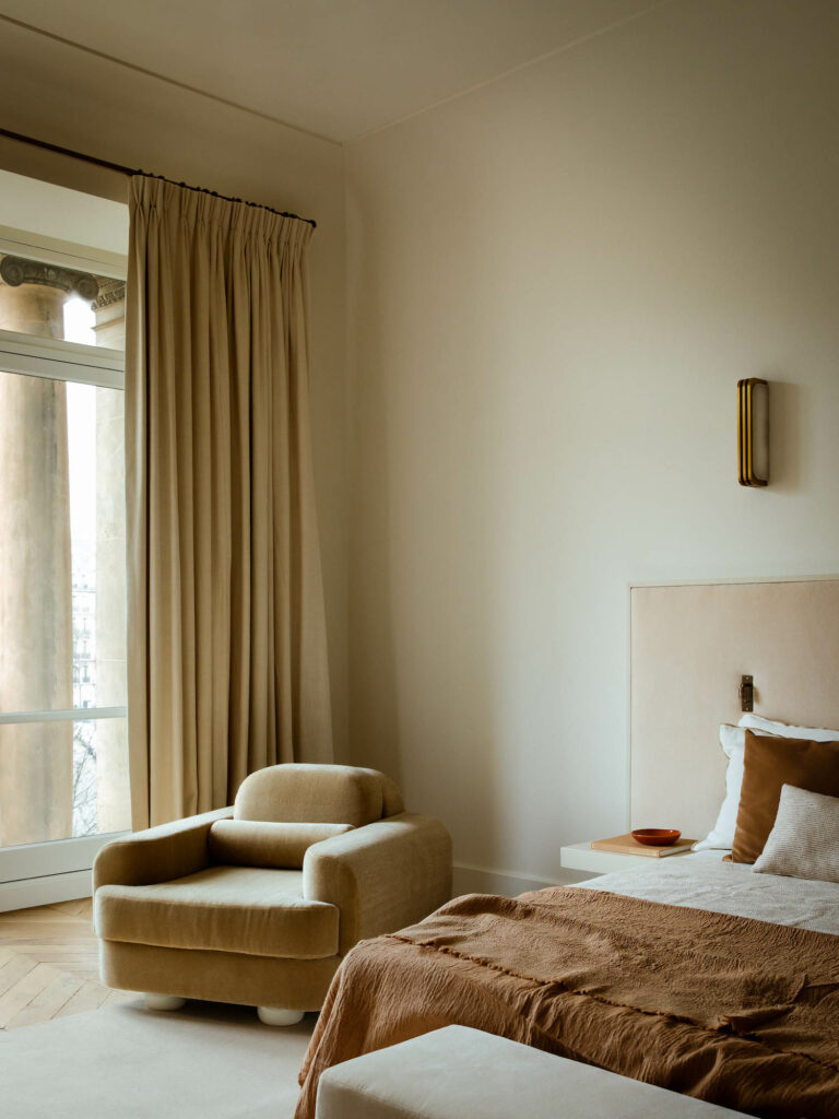 dormitorio de estilo minimalista, destaca el uso de texturas y tonos neutros