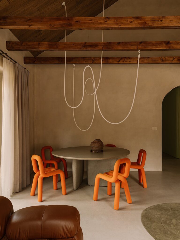 La elección del número de sillas según el tamaño de tu mesa de comedor es esencial para crear un espacio que sea cómodo, funcional y estéticamente agradable. 