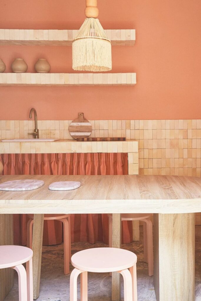 Peach Fuzz, el color elegido por Pantone para el año 2024, ofrece una paleta suave y cálida que puede transformar tu hogar.